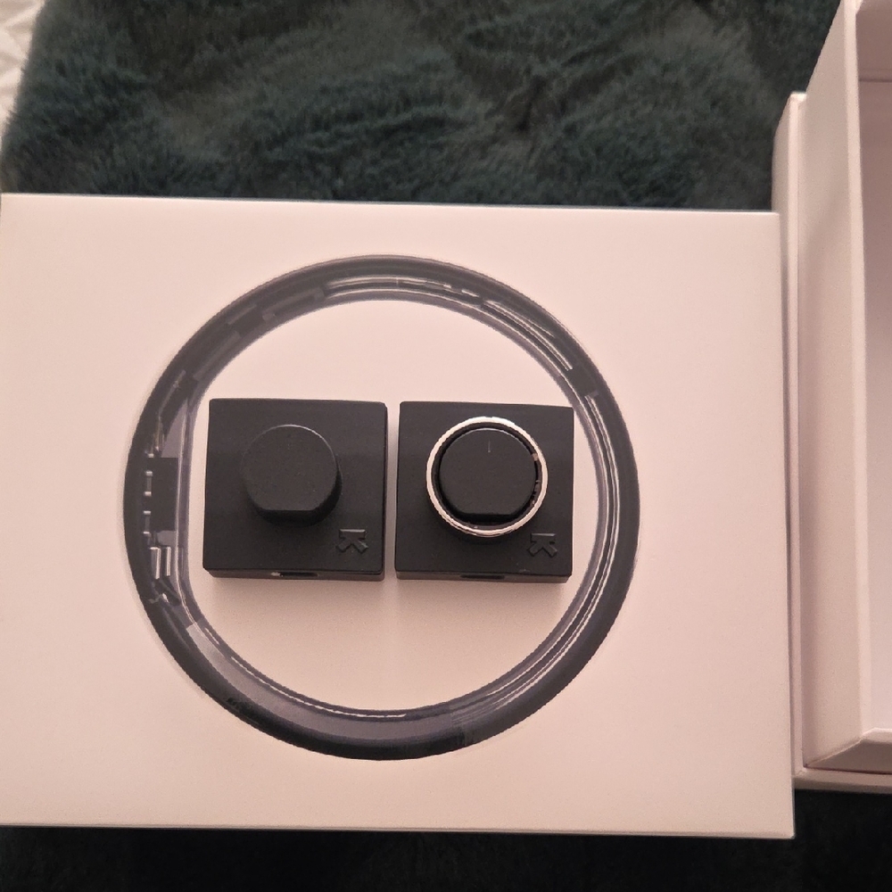 Ultrahuman Air Pre-owned Silver Smart Ring Sz 9 W/ 2 Charging Cradles